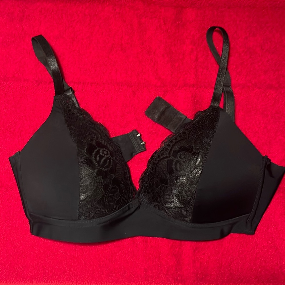 NWOT lightly padded bra with lace accents, size 36C by STRM LINE Intimates